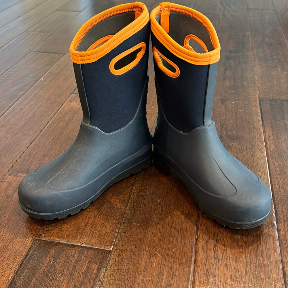 Like new Bogs Neo Classic Waterproof Boot in Navy Multi